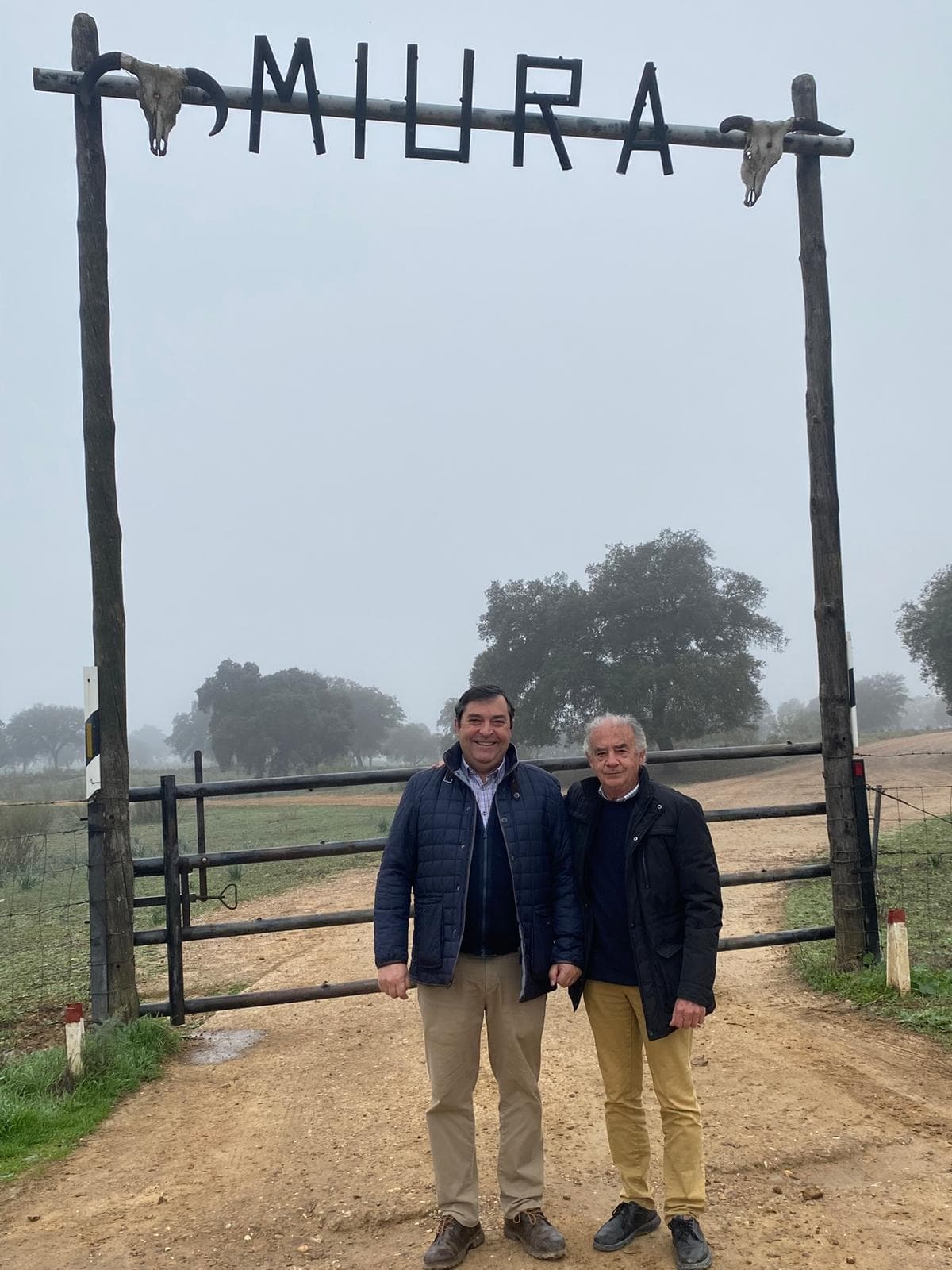 El equipo en la ganadería Miura