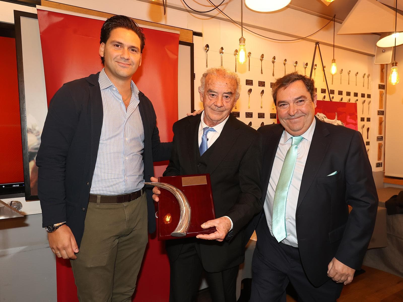 Entrega de reconocimiento al equipo de TauroInnova